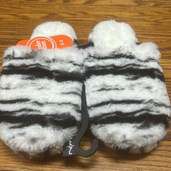 ❤️5/$25❤️2/$15❤️ WONDER NATION | zebra/marble blk/white slip/on slippers - Picture 4 of 5